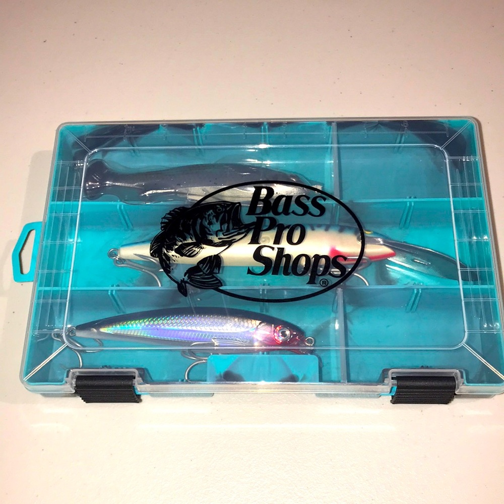 🥰Three Big Game Fishing Lures Brand New with Basspro New Taco Box included 🎣🐠